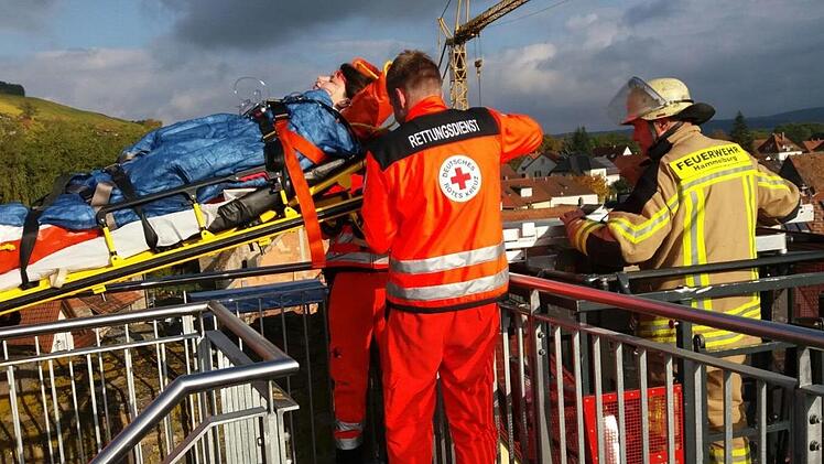 Ein Verletzter wird von Rotkreuzhelfern und Feuerwehr gesichert und geborgen. Foto:  Eva Fella