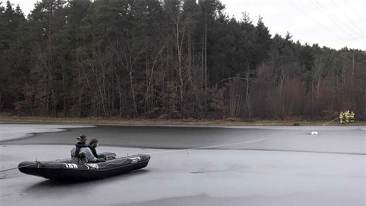 Um einen toten Schwan zu bergen, arbeiteten THW und Feuerwehr am Donnerstag (19. Februar 2021) Hand in Hand. Das Tier war auf einem der Oberndorfer Weiher im Landkreis Erlangen-Höchstadt entdeckt worden.