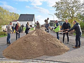 Die Kreisstraße LIF 7 wird in der Ortsdurchfahrt Wiesen saniert. Im Bild der symbolische erste Spatenstich für das Großprojekt