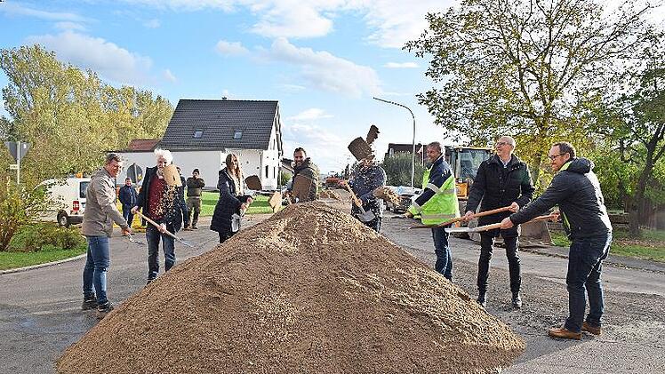 Die Kreisstraße LIF 7 wird in der Ortsdurchfahrt Wiesen saniert. Im Bild der symbolische erste Spatenstich für das Großprojekt