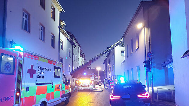 Feuerwehreinsatz in Bamberger Mehrfamilienhaus - T&uuml;r aufgefr&auml;st