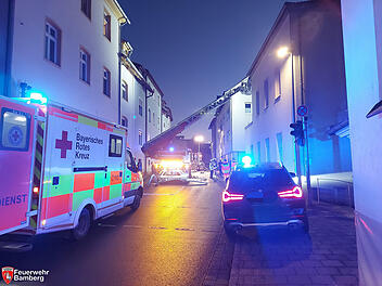 Feuerwehreinsatz in Bamberger Mehrfamilienhaus - Tür aufgefräst