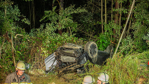 Wild ausgewichen: Pkw landet kopf&uuml;ber im Unterholz - Frau im Fahrzeug eingeklemmt
