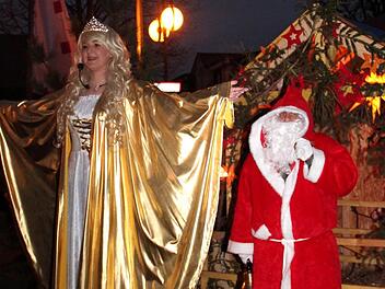 Der Weihnachtsengel Suny mit dem Weihnachtsmann  Fotos: Johanna Blum