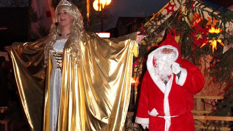 Der Weihnachtsengel Suny mit dem Weihnachtsmann  Fotos: Johanna Blum