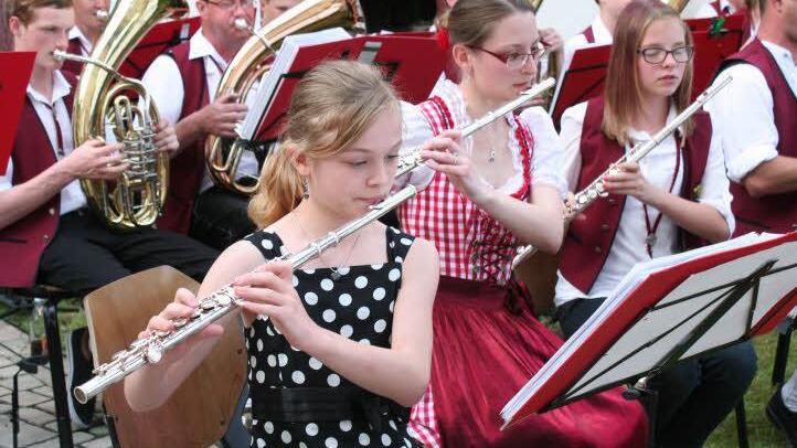 Lena Mirsberger (geblümtes Kleid) war eine der jüngsten Musikerinnen.