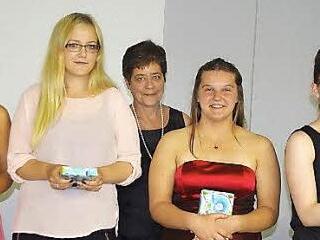 Die Lorenz-Kaim-Schule zeichnete die Klassenbesten der Berufsschulfachklassen aus: (von links) Stefanie Stumpf, Schulleiter Rudolf Schirmer, Annika Gehring, Luisa Gaida, stellvertretende Schulleiterin Renate Steger, Nadja Gehring, Sabrina Kolb sowie Landratsstellvertreter Wolfgang Beiergrößlein (FW). Foto: Heike Schülein