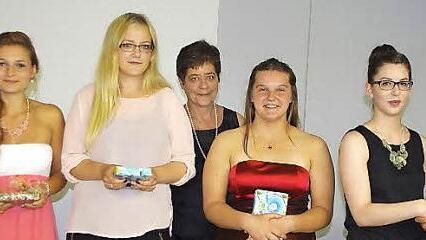 Die Lorenz-Kaim-Schule zeichnete die Klassenbesten der Berufsschulfachklassen aus: (von links) Stefanie Stumpf, Schulleiter Rudolf Schirmer, Annika Gehring, Luisa Gaida, stellvertretende Schulleiterin Renate Steger, Nadja Gehring, Sabrina Kolb sowie Landratsstellvertreter Wolfgang Beiergrößlein (FW). Foto: Heike Schülein