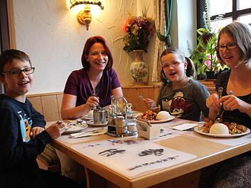 Seit elf Jahren Stammgäste: Familie Reith kommt extra aus Wartmannsroth, um beim Thai in der Brückenauer Innenstadt zu essen. Fotos: Ulrike Müller
