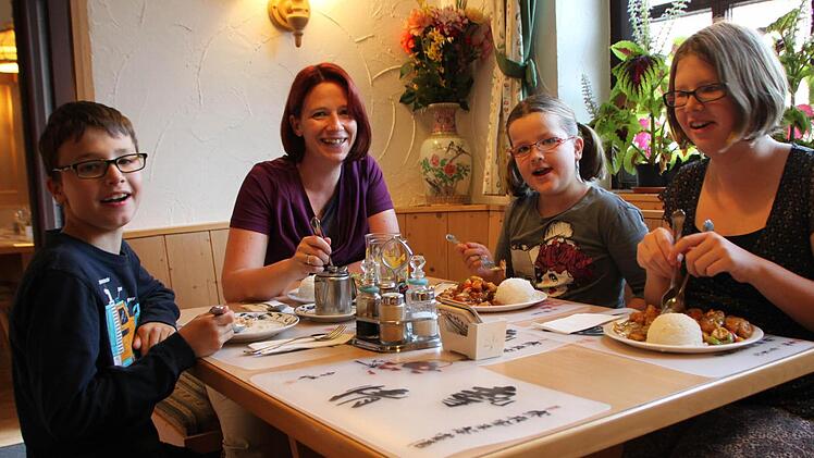 Seit elf Jahren Stammgäste: Familie Reith kommt extra aus Wartmannsroth, um beim Thai in der Brückenauer Innenstadt zu essen. Fotos: Ulrike Müller
