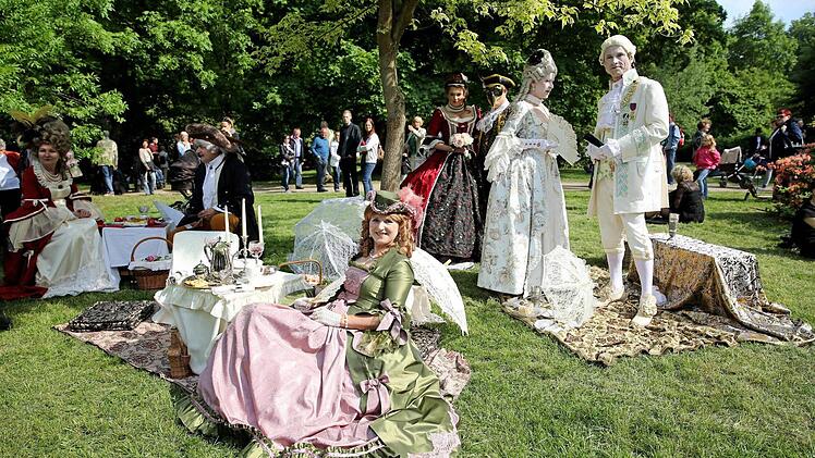 In knappen Outfits, opulenten Kleidern und kreativen Verkleidungen präsentieren sich die Teilnehmer des Wave-Gotik-Treffens in Leipzig. Foto: dpa