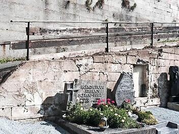 Die Gruftenmauer und der Aufgang im Wallenfelser Friedhof sollen in Stand gesetzt werden.  Foto: Stadt Wallenfels