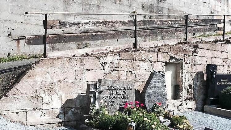 Die Gruftenmauer und der Aufgang im Wallenfelser Friedhof sollen in Stand gesetzt werden.  Foto: Stadt Wallenfels