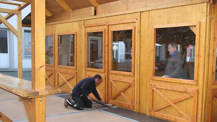 Das Haus vom Nikolaus ist wieder der Dreh- und Angelpunkt im Winterdorf. Foto: Sonja Adam