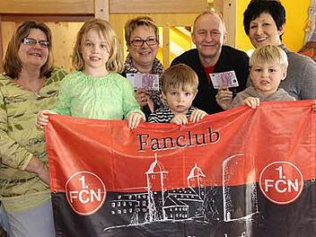 Paula, Johannes und Jonas vom Kindergarten "Sonnenschein" freuen sich über die Spende des 1. FCN-Fanclubs Thurnau/Kasendorf. Mit im Bild (hinten, von links): Sabine Niemann (Kita Sonnenschein), Elke Wuthe (die KITA gGmbH), Joachim Heller und Bettina Wirth (Kindergarten Arche Noah). Foto: Katharina Müller-Sanke