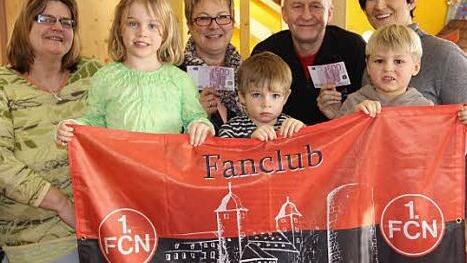 Paula, Johannes und Jonas vom Kindergarten "Sonnenschein" freuen sich über die Spende des 1. FCN-Fanclubs Thurnau/Kasendorf. Mit im Bild (hinten, von links): Sabine Niemann (Kita Sonnenschein), Elke Wuthe (die KITA gGmbH), Joachim Heller und Bettina Wirth (Kindergarten Arche Noah). Foto: Katharina Müller-Sanke