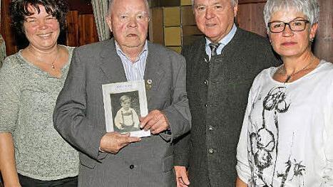 Seinen 80. Geburtstag feierte Adolf Gr&auml;bner am Montag im Gasthof "Goldene Krone" in Michelau. B&uuml;rgermeister Helmut Fischer gratulierte dem Jubilar, der vor vier Monaten von Burkersdorf in die Korbmachergemeinde umgezogen ist. Das Bild zeigt Adolf Gr&auml;bner mit seinen beiden T&ouml;chtern Sabine Jetter und Carmen Kolb (rechts). Foto: Klaus Gagel
