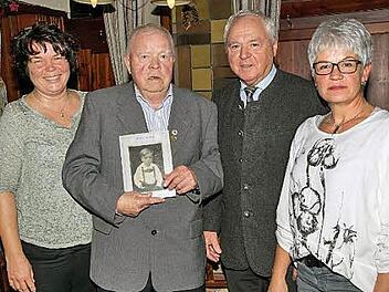 Seinen 80. Geburtstag feierte Adolf Gräbner am Montag im Gasthof "Goldene Krone" in Michelau. Bürgermeister Helmut Fischer gratulierte dem Jubilar, der vor vier Monaten von Burkersdorf in die Korbmachergemeinde umgezogen ist. Das Bild zeigt Adolf Gräbner mit seinen beiden Töchtern Sabine Jetter und Carmen Kolb (rechts). Foto: Klaus Gagel