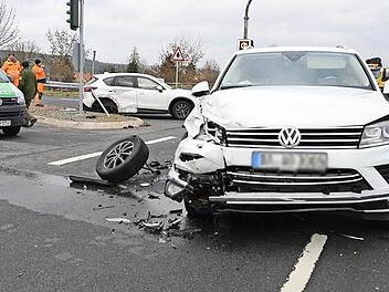 Ein Mazda (hinten) und ein VW Touareg stießen am ampelgeregelten Abzweig nach Redwitz der B 173 zusammen. Beide Fahrzeuge haben Totalschaden. Foto: Frank Spitzenpfeil