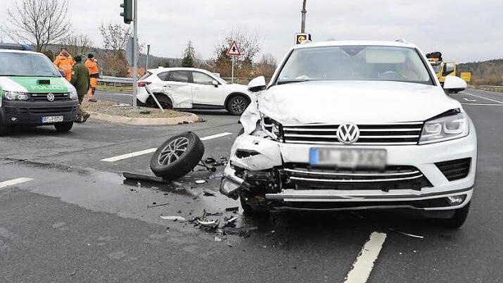 Ein Mazda (hinten) und ein VW Touareg stießen am ampelgeregelten Abzweig nach Redwitz der B 173 zusammen. Beide Fahrzeuge haben Totalschaden. Foto: Frank Spitzenpfeil