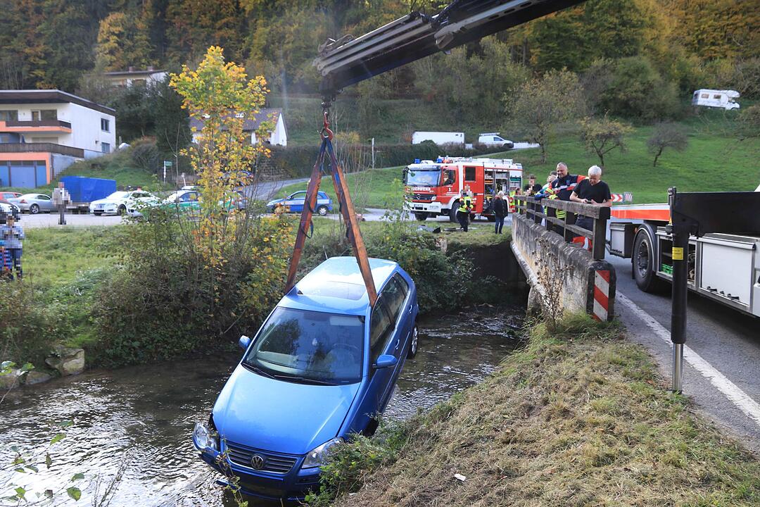 Landkreis Forchheim: Auto landet im Fluss