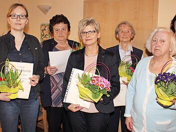 Sie halten der Frauen-Union Höchstadt seit Jahren die Treue: Marina Graf, Katharina Schwandner, Hannelore Römer, Erika Schell und Hedwig Uhl mit ihrer Vorsitzenden Ute Salzner (von links). Foto: Evi Seeger