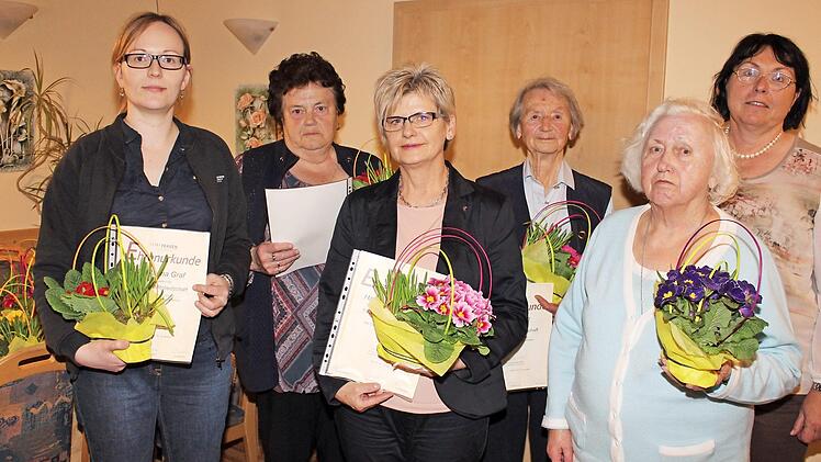 Sie halten der Frauen-Union Höchstadt seit Jahren die Treue: Marina Graf, Katharina Schwandner, Hannelore Römer, Erika Schell und Hedwig Uhl mit ihrer Vorsitzenden Ute Salzner (von links). Foto: Evi Seeger