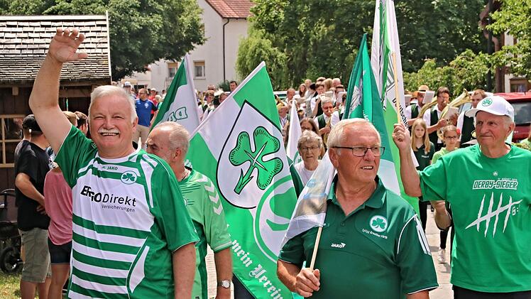 Der Fan-Club "Greuther Fürth" aus Altenstein war mit seinem Vorsitzenden Roland Holzheid und Zweitem Vorsitzenden Werner Florschütz (vorne, von links) im Festzug vertreten.Helmut Will