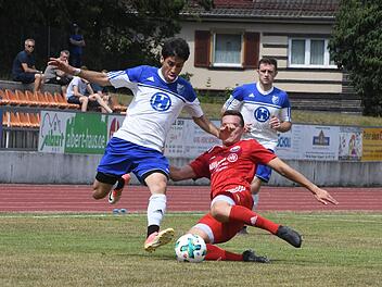 Ausgefahrene Zunge gegen ausgefahrenes Bein: Bad Kissingens Fuaad Kheder  (links) im Duell mit Andreas Kraus von der FT Schweinfurt.Hopf