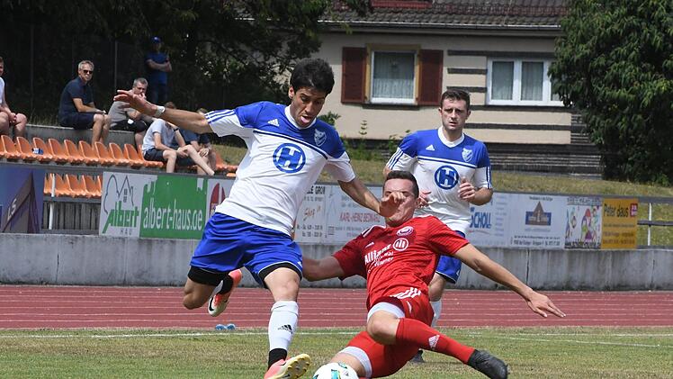 Ausgefahrene Zunge gegen ausgefahrenes Bein: Bad Kissingens Fuaad Kheder  (links) im Duell mit Andreas Kraus von der FT Schweinfurt.Hopf