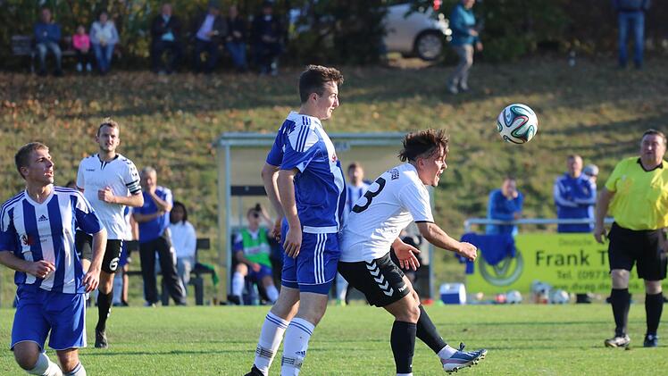 Szene aus dem Spiel des SV Aura gegen den TSV Reiterswiesen (0:2).Sebastian Schmitt