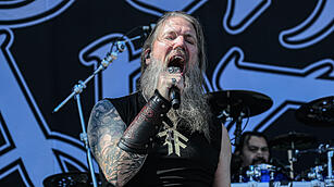 Amon Amarth bei Rock im Park 2019: Ganz viel Metal und Feuer bringt die Fans zum Durchdrehen
