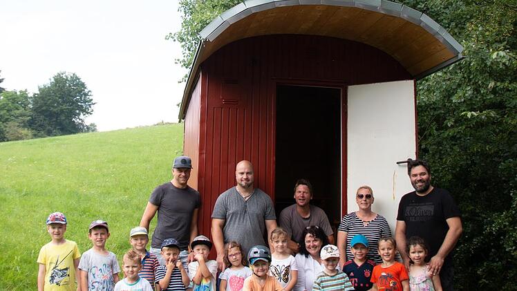 Unser Bild zeigt (von links) Daniel Neder, Bernd Helfrich , Steffen Manger, Marina Muth  und Stefan G&auml;rtner, den  2. Vorsitzenden des Elisabethenverein Thulba, zwischen den Kindern sitzend Stefanie Kunder .