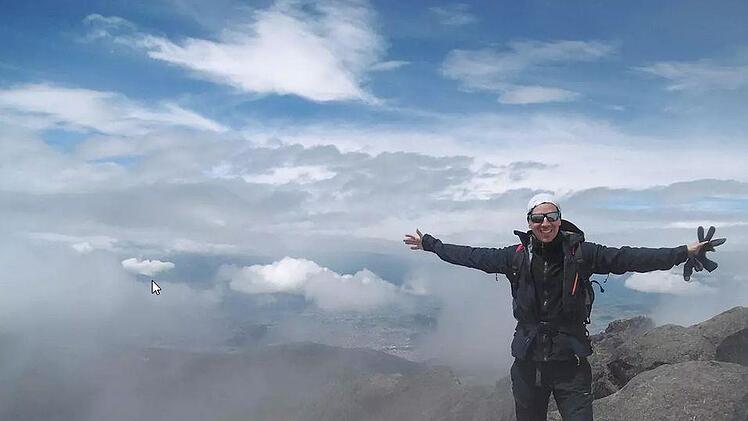 Sebastian Fickert auf einem Berggipfel auf dem Pichincha, dem Hausberg von Ecuadors Hauptstadt Quito. Er erz&auml;hlt am 14. Oktober in der Stadtbibliothek Hammelburg von seine Reisen. Foto: Nils P&ouml;pperl