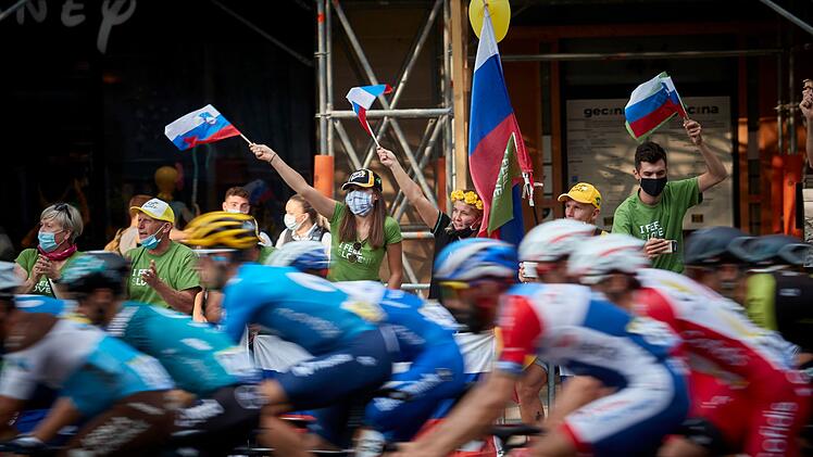 Vom 5. bis 27. Juli rollt die 112. Tour de France - diesmal nur durch Frankreich. 184 Fahrer in 23 Teams kämpfen um den Sieg - auch wenn nur zwei von ihnen als echte Favoriten gelten: Vorjahressieger Tadej Pogačar aus Slowenien, der auch 2020 und 2021 oben auf dem Podest stand, und sein dänischer Konkurrent Jonas Vingegaard.
