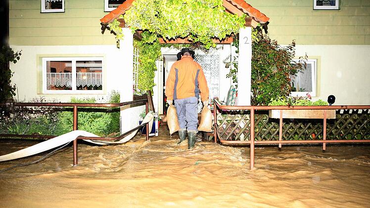 Etliche Prächtinger mussten ihre Häuser mit Sandsäcken gegen das Eindringen der Wassermassen schützen. Foto: Stefan Johannes