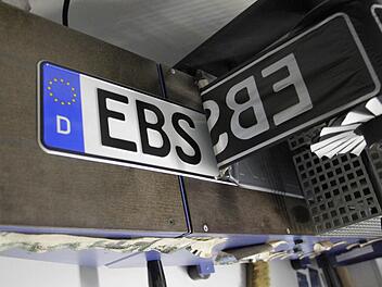 Ein frisches EBS-Kennzeichen kommt aus der Presse. Fotos: Josef Hofbauer