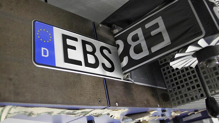 Ein frisches EBS-Kennzeichen kommt aus der Presse. Fotos: Josef Hofbauer