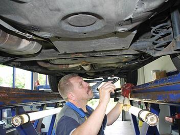 Günter Teufel, der Betreuer des Kulmbacher TÜV Service-Centers , prüft das Fahrzeug.  Fotos: Jürgen Gärtner