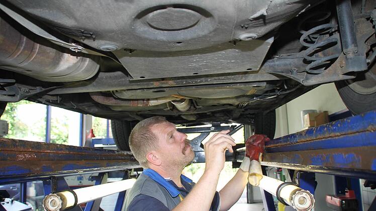 Günter Teufel, der Betreuer des Kulmbacher TÜV Service-Centers , prüft das Fahrzeug.  Fotos: Jürgen Gärtner
