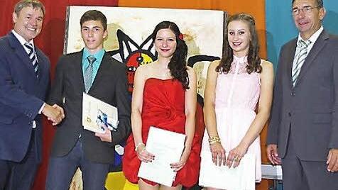 Stellvertretender Landrat Gerhard Wunder zeichnete die Jahrgangsbesten Daniel Frank, Tatjana Weber und Magdalena Kestel aus. Mit im Bild ist (rechts) Schulleiter Uwe Schönfeld.