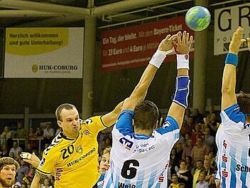 Überragend war mit seinen acht Treffern Florian Billek (Nummer 20) beim HSC 2000 Coburg, doch das reichte gegen den starken TV Bittenfeld nicht aus, denn die Gäste behielten die Oberhand und entführten die Punkte aus der HUK Coburg-Arena am 3. Spieltag der 2. Bundesliga. Fotos: Albert Höchstädter