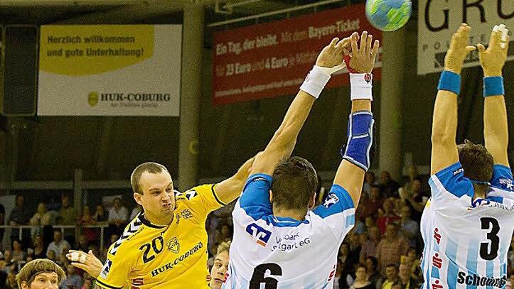 Überragend war mit seinen acht Treffern Florian Billek (Nummer 20) beim HSC 2000 Coburg, doch das reichte gegen den starken TV Bittenfeld nicht aus, denn die Gäste behielten die Oberhand und entführten die Punkte aus der HUK Coburg-Arena am 3. Spieltag der 2. Bundesliga. Fotos: Albert Höchstädter