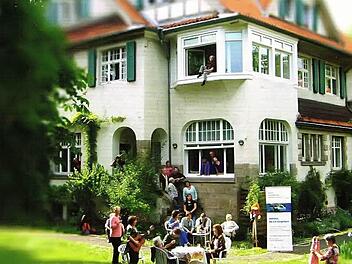 Architekt Walther stellte mehrere Formen für das Wohnen im Alter vor. In Göttingen wurde eine alte Villa zu einer ambulanten Hausgemeinschaft umgebaut.  Foto: Architekten Post & Welters