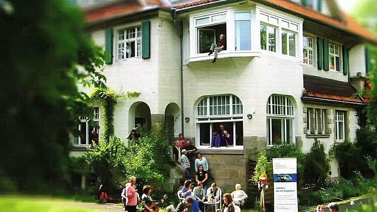 Architekt Walther stellte mehrere Formen für das Wohnen im Alter vor. In Göttingen wurde eine alte Villa zu einer ambulanten Hausgemeinschaft umgebaut.  Foto: Architekten Post & Welters