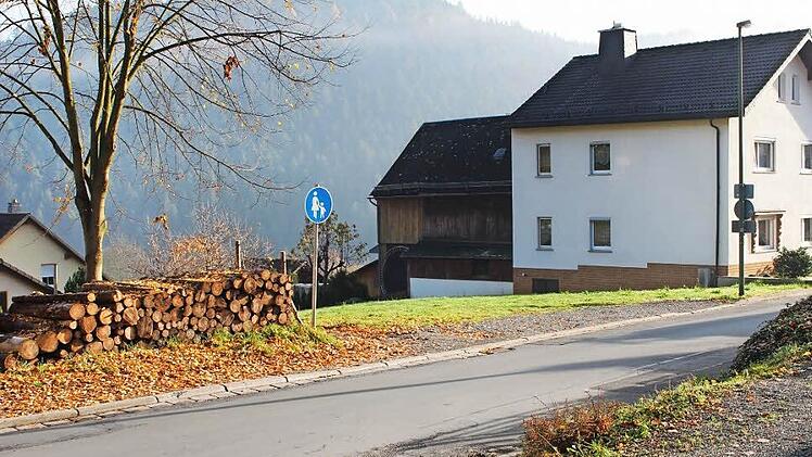 Hier gegenüber vom Anger in Lauenstein soll noch in diesem Jahr eine Buswendeschleife entstehen.  Foto: Frank Ziener