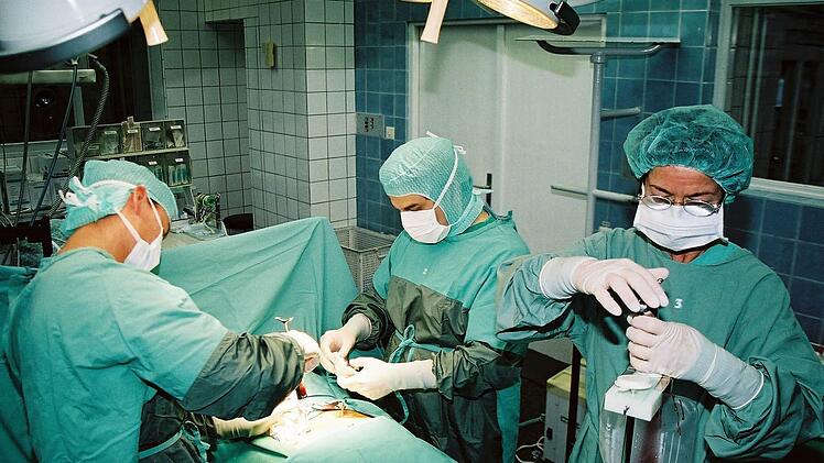 Im OP entnehmen diese Ärzte gerade Knochenmark bei einem Spender. Foto: DKMS