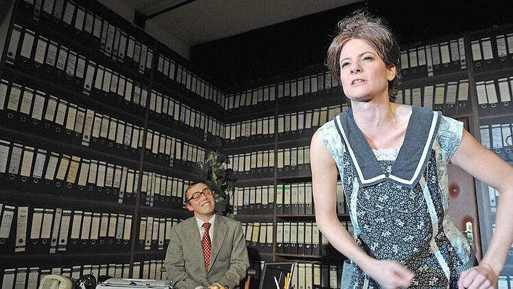 Szene aus dem Heinz-Erhardt-Abend des Coburger Landestheaters mit Eva Marianne Berger und Ingo Paulick.Foto: Andrea Kremper