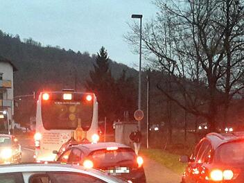 Die Brücke vor dem Pflegeheim Schloss Römershag wird von den Eltern, die ihre Kinder mit dem Auto zur Schule bringen, gern als "Wendeplatte" benutzt. Dann ist das morgendliche Verkehrschaos kurz vor Unterrichtsbeginn perfekt. Foto: Rolf Pralle