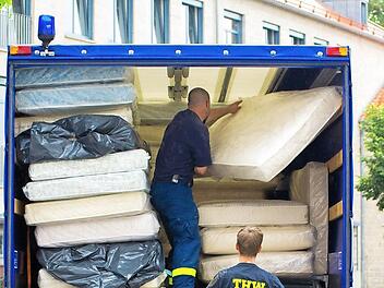 Kräftig wurde angepackt: Das Technische Hilfswerk half beim Einrichten etlicher Notunterkünfte für Flüchtlinge, wie hier in Gleisenau. Foto: Moni Göhr/Landratsamt Haßberge